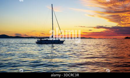 Segelboot auf der adria bei Sonnenuntergang Stockfoto