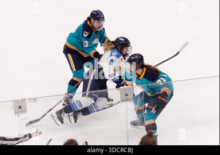 Newark, New Jersey, USA. 21. Dezember 2025: NY Siren Jincy Roese (71) stolpert mit ihrem Stock auf die Toronto-Zeptres Daryl Watts (9) Stockfoto