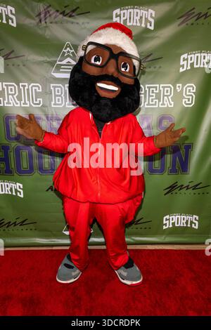 Los Angeles, USA. Dezember 2025. Black Santa besucht den 2. Jährlichen Christmas Celebrity HoopAthon and Toy Drive mit Eric Bellinger am First Place Sports Complex, Los Angeles, CA, 23. Dezember 2025 Credit: Eugene Powers/Alamy Live News Stockfoto