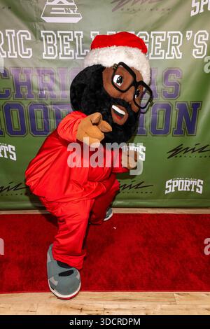 Los Angeles, USA. Dezember 2025. Black Santa besucht den 2. Jährlichen Christmas Celebrity HoopAthon and Toy Drive mit Eric Bellinger am First Place Sports Complex, Los Angeles, CA, 23. Dezember 2025 Credit: Eugene Powers/Alamy Live News Stockfoto