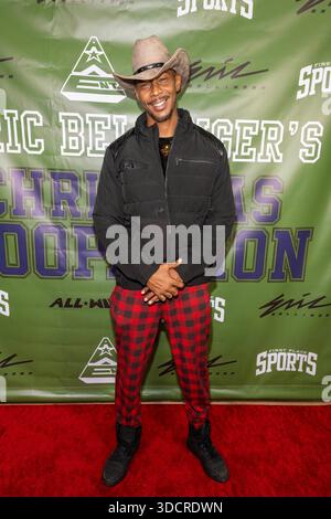 Los Angeles, USA. Dezember 2025. Designer Facet nimmt am 2. Jährlichen Christmas Celebrity HoopAthon and Toy Drive mit Eric Bellinger am First Place Sports Complex, Los Angeles, CA, 23. Dezember 2025 Teil Stockfoto