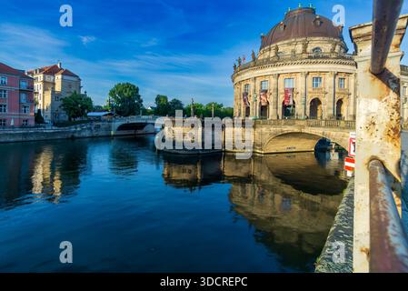 Das Bode Museum auf der Museumsinsel in Berlin Mitte, fotografiert während der goldenen Stunde vom Kupfergraben. Bode-Museum, Spree, Landschaft. Stockfoto