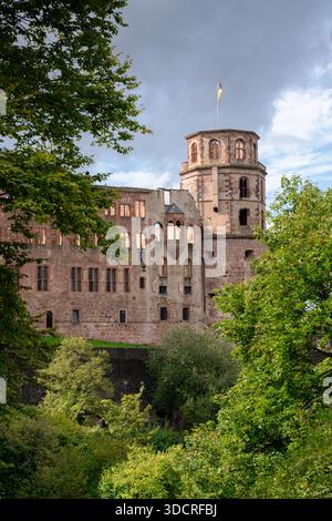 Historisches Schloss von Heidelberg Deutschland vertikal. Das alte Schloss thront über Heidelberg in Baden Württemberg, Deutschland. Stockfoto