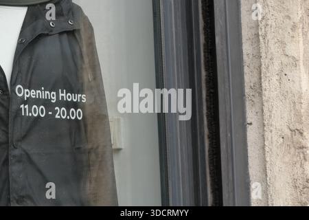 Öffnungszeiten des Lagers an der Glastür angezeigt Stockfoto