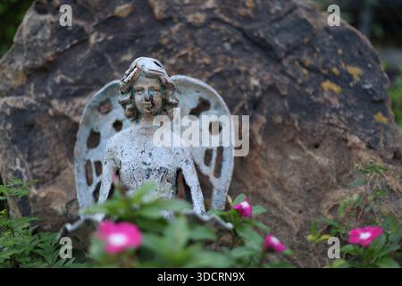 Nahaufnahme der verwitterten Angel Yard Ornament Statue Stockfoto