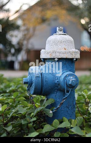 Nahaufnahme eines verwitterten Hydranten mit Rissfarbe Stockfoto