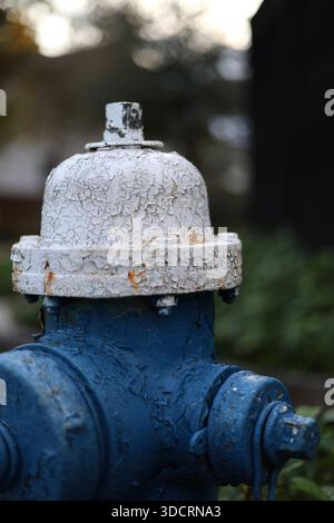 Nahaufnahme eines verwitterten Hydranten mit Rissfarbe Stockfoto