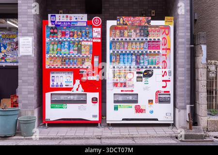 Tokio, Japan - 10. November 2024 : Verkaufsautomaten in Tokio, Japan. Coca-Cola-Automat in einer Wohnstraße Stockfoto