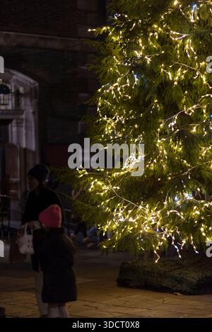 London, Großbritannien. Dezember 2025. Wetter in Großbritannien. Die Menschen schließen sich an einem kalten und stürmischen Wintertag vor der Mitternachtsmesse vor Weihnachten herzlich an, um die St. James's Church auf Picadilly, einer der beliebtesten und geschäftigsten Straßen Europas, zu besuchen. Stockfoto