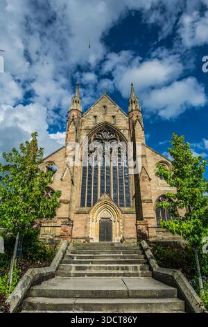Außenansicht der Great West Front und der Eingangstiege zur Worcester Cathedral unter einem blauen Himmel in Worcester, Worcestershire, England. Stockfoto