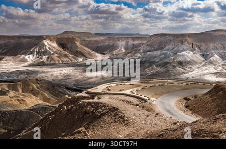 Malerische Aussicht und gewundene Straße im Zin-Tal der Negev-Wüste, Israel, 13. Dezember 2025 Stockfoto