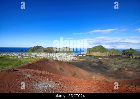 Panoramablick auf die Stadt Heimaey vom Vulkan Eldfell, Island. Stockfoto