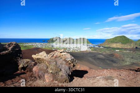 Panoramablick auf die Stadt Heimaey vom Vulkankrater Eldfell. Stockfoto