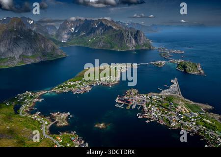 Spektakulärer Aussichtspunkt Reinebringen Über Die Küstenlandschaft Bei Reine Und Hamnoy Auf Den Lofoten In Norwegen Stockfoto