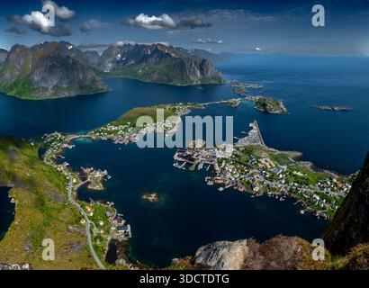 Spektakulärer Aussichtspunkt Reinebringen Über Die Küstenlandschaft Bei Reine Und Hamnoy Auf Den Lofoten In Norwegen Stockfoto