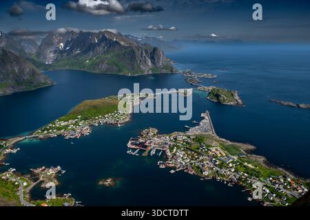 Spektakulärer Aussichtspunkt Reinebringen Über Die Küstenlandschaft Bei Reine Und Hamnoy Auf Den Lofoten In Norwegen Stockfoto