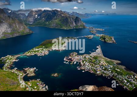 Spektakulärer Aussichtspunkt Reinebringen Über Die Küstenlandschaft Bei Reine Und Hamnoy Auf Den Lofoten In Norwegen Stockfoto