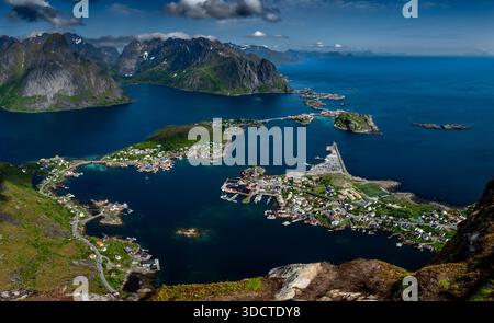 Spektakulärer Aussichtspunkt Reinebringen Über Die Küstenlandschaft Bei Reine Und Hamnoy Auf Den Lofoten In Norwegen Stockfoto