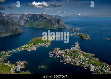 Spektakulärer Aussichtspunkt Reinebringen Über Die Küstenlandschaft Bei Reine Und Hamnoy Auf Den Lofoten In Norwegen Stockfoto