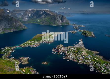 Spektakulärer Aussichtspunkt Reinebringen Über Die Küstenlandschaft Bei Reine Und Hamnoy Auf Den Lofoten In Norwegen Stockfoto