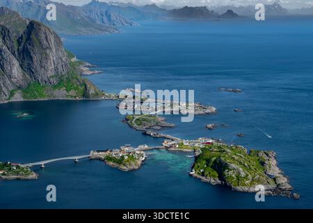 Spektakulärer Aussichtspunkt Reinebringen Über Die Küstenlandschaft Bei Reine Und Hamnoy Auf Den Lofoten In Norwegen Stockfoto