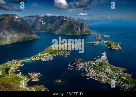 Spektakulärer Aussichtspunkt Reinebringen Über Die Küstenlandschaft Bei Reine Und Hamnoy Auf Den Lofoten In Norwegen Stockfoto