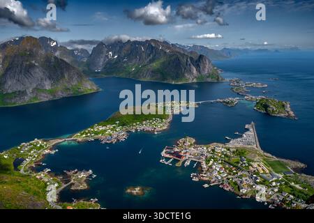 Spektakulärer Aussichtspunkt Reinebringen Über Die Küstenlandschaft Bei Reine Und Hamnoy Auf Den Lofoten In Norwegen Stockfoto