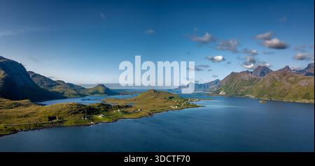 Luftaufnahme Des Küstendorfes Fredvang In Torsfjord Auf Den Lofoten-Inseln In Norwegen Stockfoto