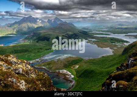 Blick Vom Berg Offersoykammen Auf Die Küstenlandschaft Der Lofoten In Norwegen Stockfoto