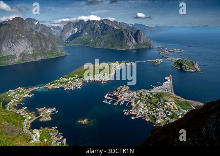 Spektakulärer Aussichtspunkt Reinebringen Über Die Küstenlandschaft Bei Reine Und Hamnoy Auf Den Lofoten In Norwegen Stockfoto