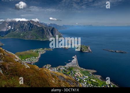 Spektakulärer Aussichtspunkt Reinebringen Über Die Küstenlandschaft Bei Reine Und Hamnoy Auf Den Lofoten In Norwegen Stockfoto