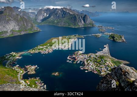 Spektakulärer Aussichtspunkt Reinebringen Über Die Küstenlandschaft Bei Reine Und Hamnoy Auf Den Lofoten In Norwegen Stockfoto
