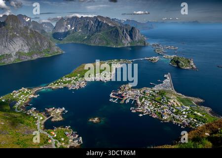 Spektakulärer Aussichtspunkt Reinebringen Über Die Küstenlandschaft Bei Reine Und Hamnoy Auf Den Lofoten In Norwegen Stockfoto