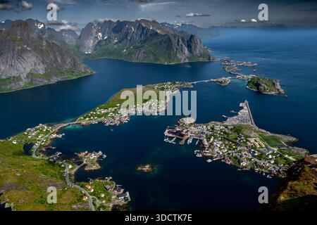 Spektakulärer Aussichtspunkt Reinebringen Über Die Küstenlandschaft Bei Reine Und Hamnoy Auf Den Lofoten In Norwegen Stockfoto