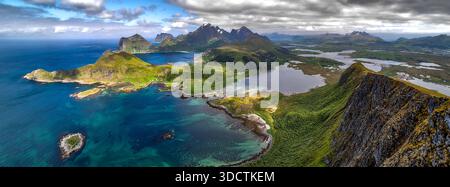 Blick Vom Berg Offersoykammen Auf Die Küstenlandschaft Der Lofoten In Norwegen Stockfoto