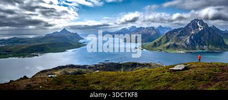 Blick Vom Berg Offersoykammen Auf Die Küstenlandschaft Der Lofoten In Norwegen Stockfoto