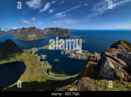 Spektakulärer Aussichtspunkt Reinebringen Über Die Küstenlandschaft Bei Reine Und Hamnoy Auf Den Lofoten In Norwegen Stockfoto