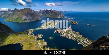 Spektakulärer Aussichtspunkt Reinebringen Über Die Küstenlandschaft Bei Reine Und Hamnoy Auf Den Lofoten In Norwegen Stockfoto
