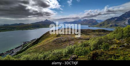 Blick Vom Berg Offersoykammen Auf Die Küstenlandschaft Der Lofoten In Norwegen Stockfoto