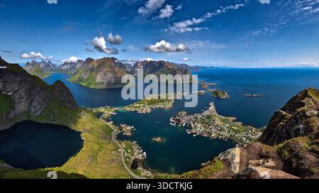Spektakulärer Aussichtspunkt Reinebringen Über Die Küstenlandschaft Bei Reine Und Hamnoy Auf Den Lofoten In Norwegen Stockfoto