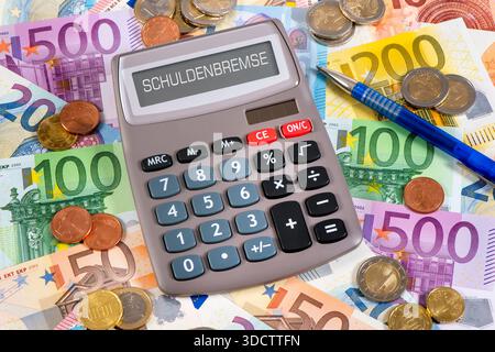 Liste der Alternativen: Bei vielen Euro-Tickets gibt es einen Rechner mit dem Wort Schuldenbremse im Display - FOTOMONTAGE Stockfoto