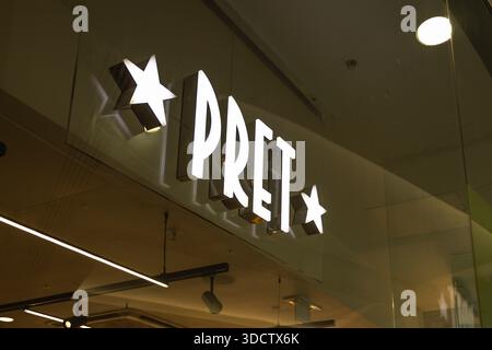 Belichtete Ladenschilder von Pret A Manger. London, Vereinigtes Königreich, 17. Februar 2024 Stockfoto
