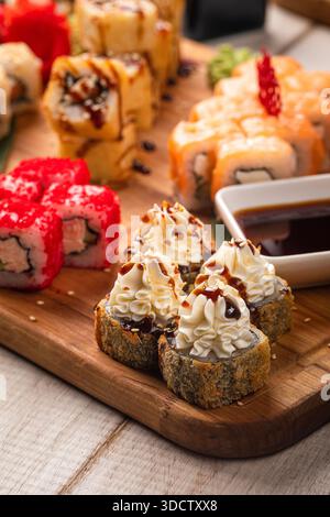 Große Sushi-Brötchen-Teller-Set Stockfoto