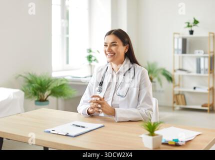 Porträt Der Glücklichen Ärztin Oder Krankenschwester, Die Im Krankenhausbüro Arbeitet Stockfoto