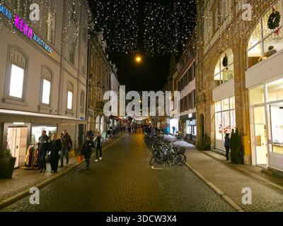 Freiburg im Breisgau, Deutschland, 19. Dezember 2025, beleuchtete Altstadtstraße mit festlichen Lichtern bei Nacht Stockfoto