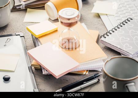 Prokrastination und Zeitmanagementkonzept in Wirtschaft und Studium Stockfoto