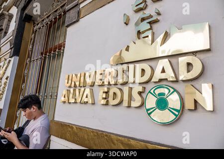 Puebla Mexico, Centro Historico historisches Zentrum, Avenida Reforma, Universität Alva Edison, Student junger Erwachsener Mann Hispanic Latino, Backp Stockfoto