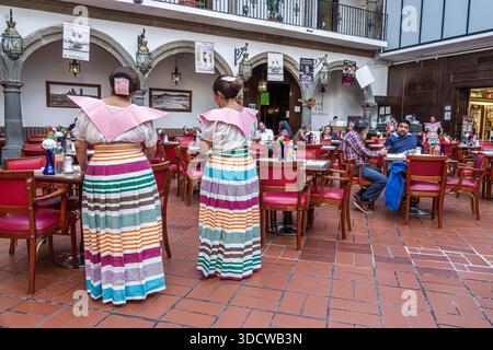 Puebla Mexico, Centro Historico historisches Zentrum, Sanborns Puebla Centro Restaurant, zwei Kellnerinnen Erwachsene hispanische Frauen, die arbeiten, Tradition Stockfoto