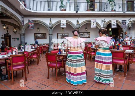 Puebla Mexico, Centro Historico historisches Zentrum, Sanborns Puebla Centro Restaurant, zwei Kellnerinnen Erwachsene hispanische Frauen Indoor Speisesaal Bögen Stockfoto