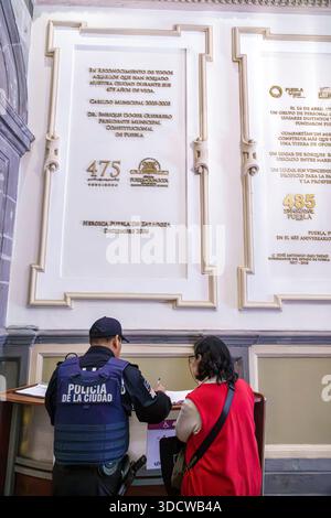 Puebla Mexico, Centro Historico historisches Zentrum, Rathaus Palacio Municipal de Puebla, Regierungsgebäude, Inneneinrichtung, öffentliches Büro, Polizei Stockfoto